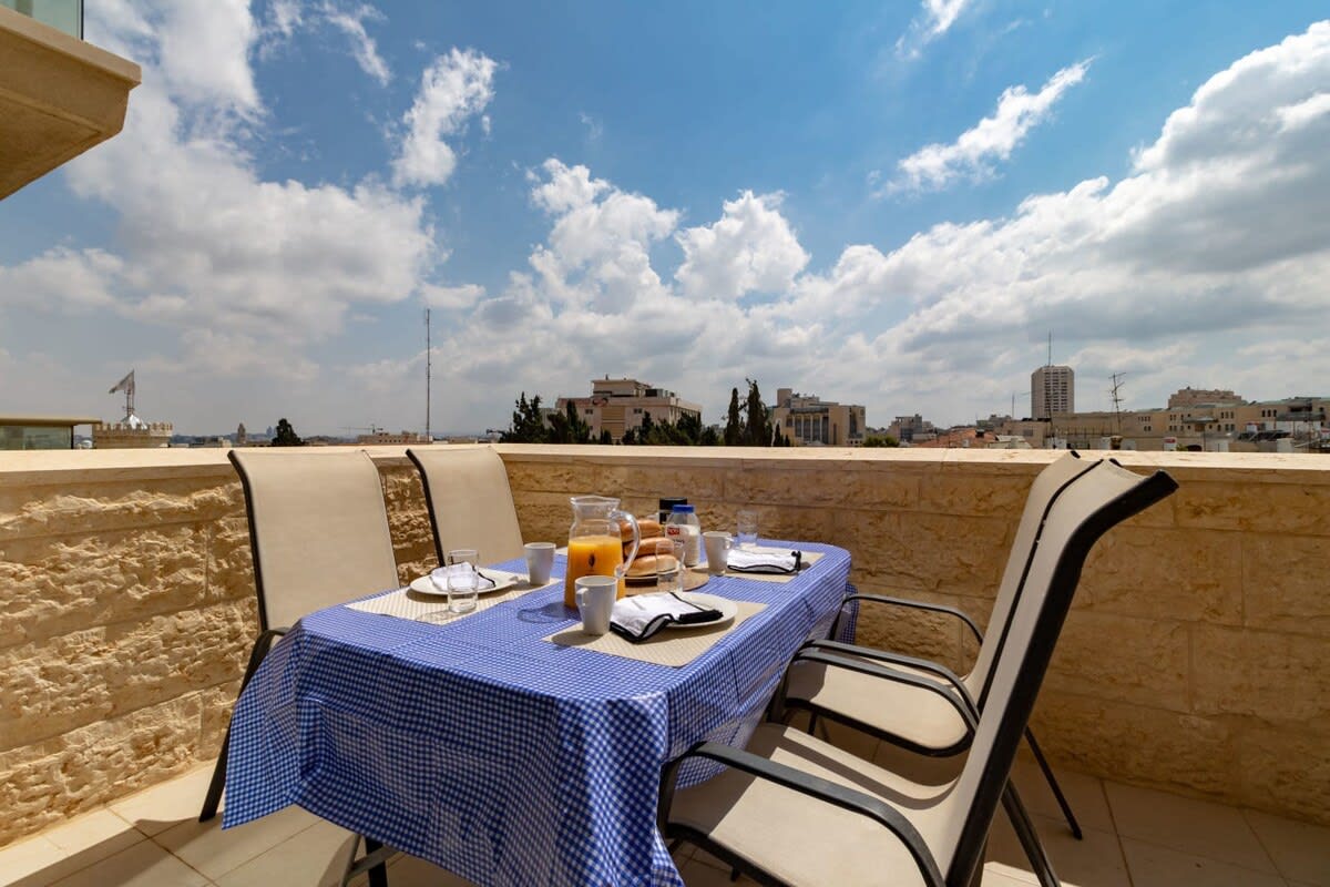 Haneviim court 2 bedroom with amazing Sukka balcony 52 photo 4