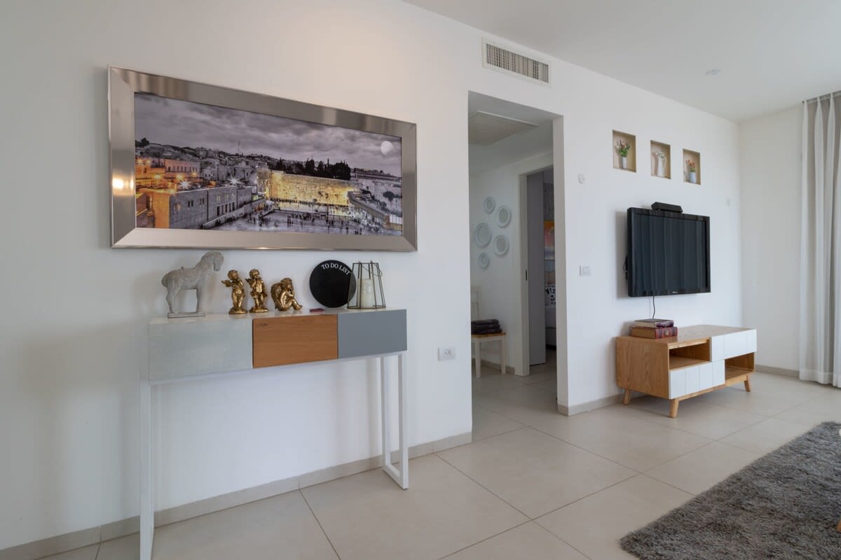 Haneviim court 2 bedroom with amazing Sukka balcony 52 photo 26