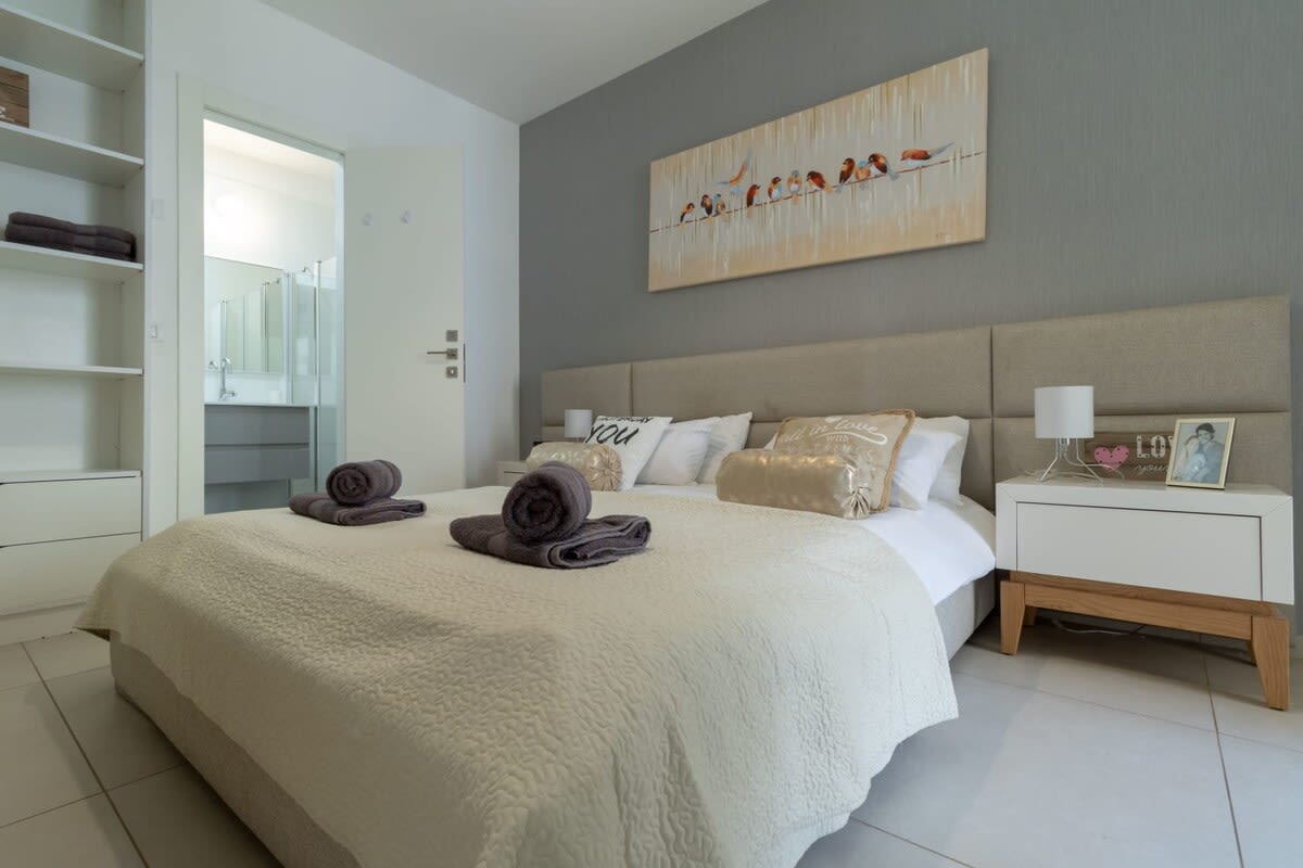 Haneviim court 2 bedroom with amazing Sukka balcony 52 photo 39