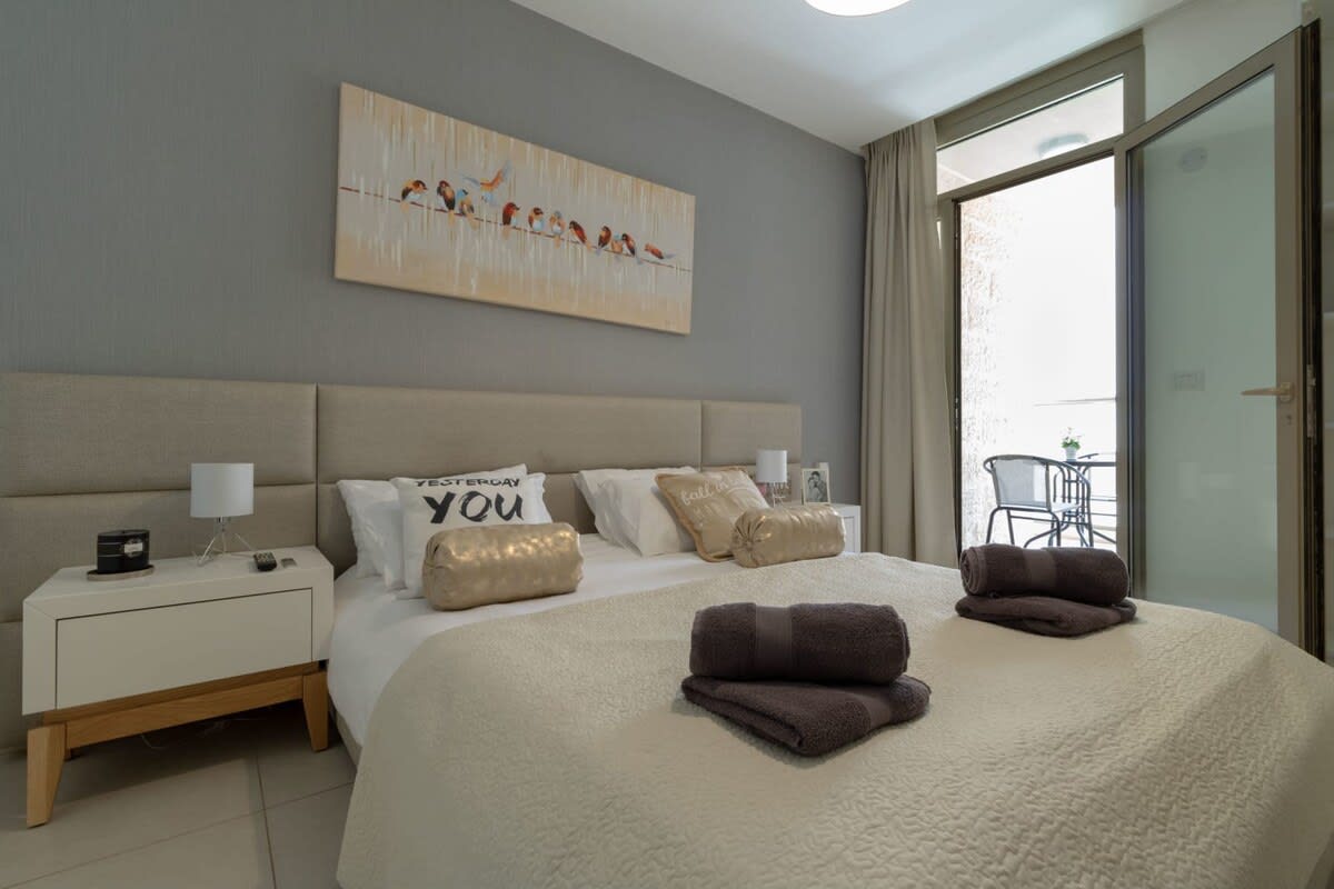 Haneviim court 2 bedroom with amazing Sukka balcony 52 photo 6