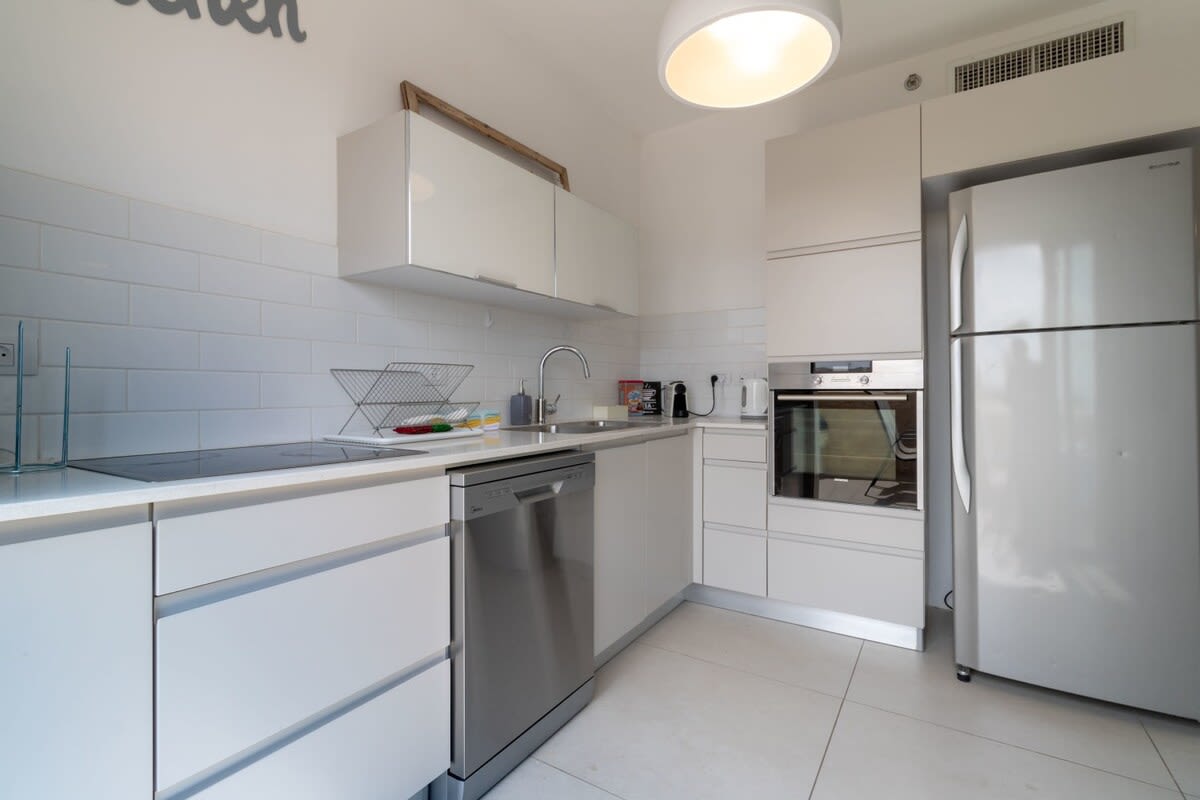 Haneviim court 2 bedroom with amazing Sukka balcony 52 photo 34