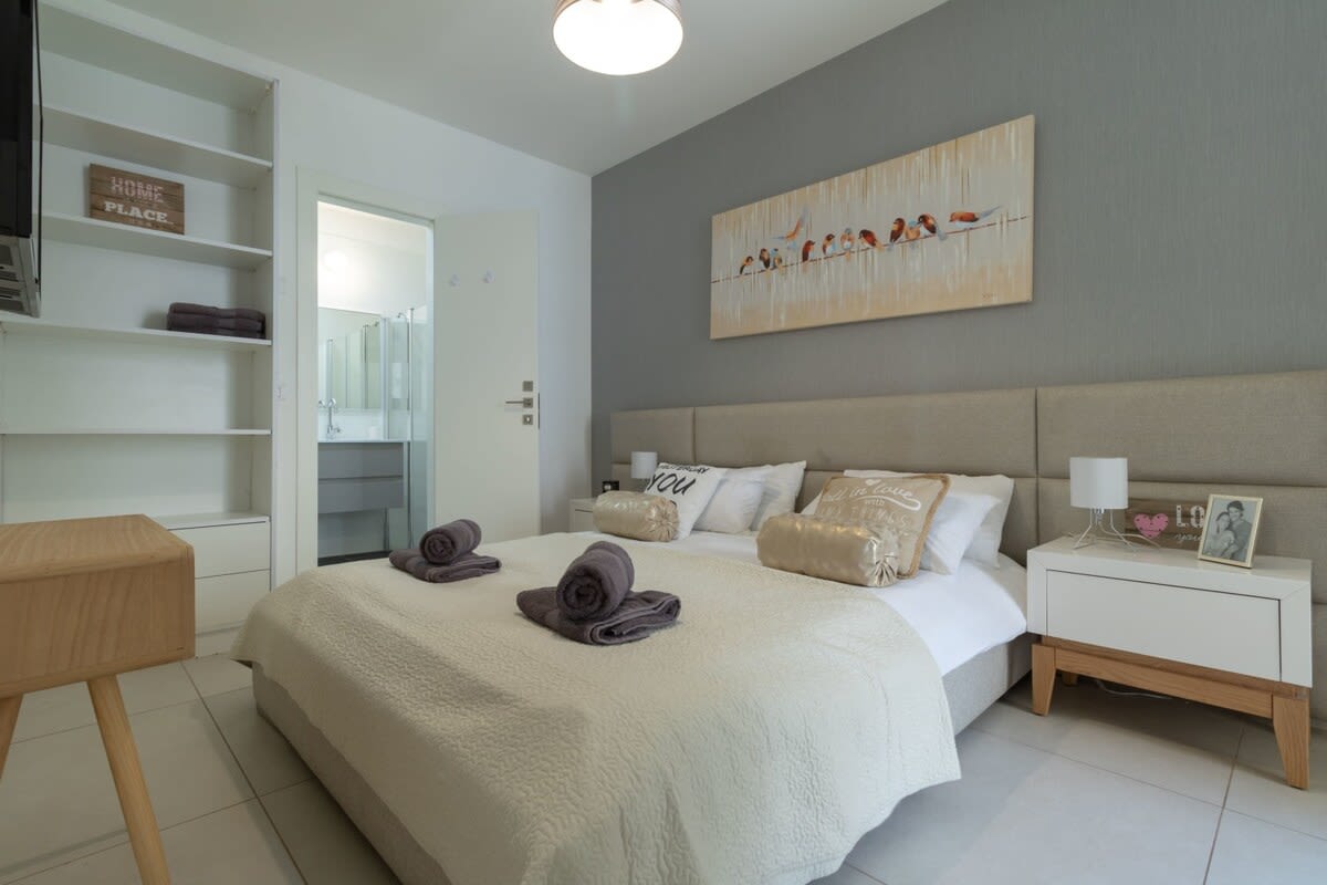 Haneviim court 2 bedroom with amazing Sukka balcony 52 photo 35