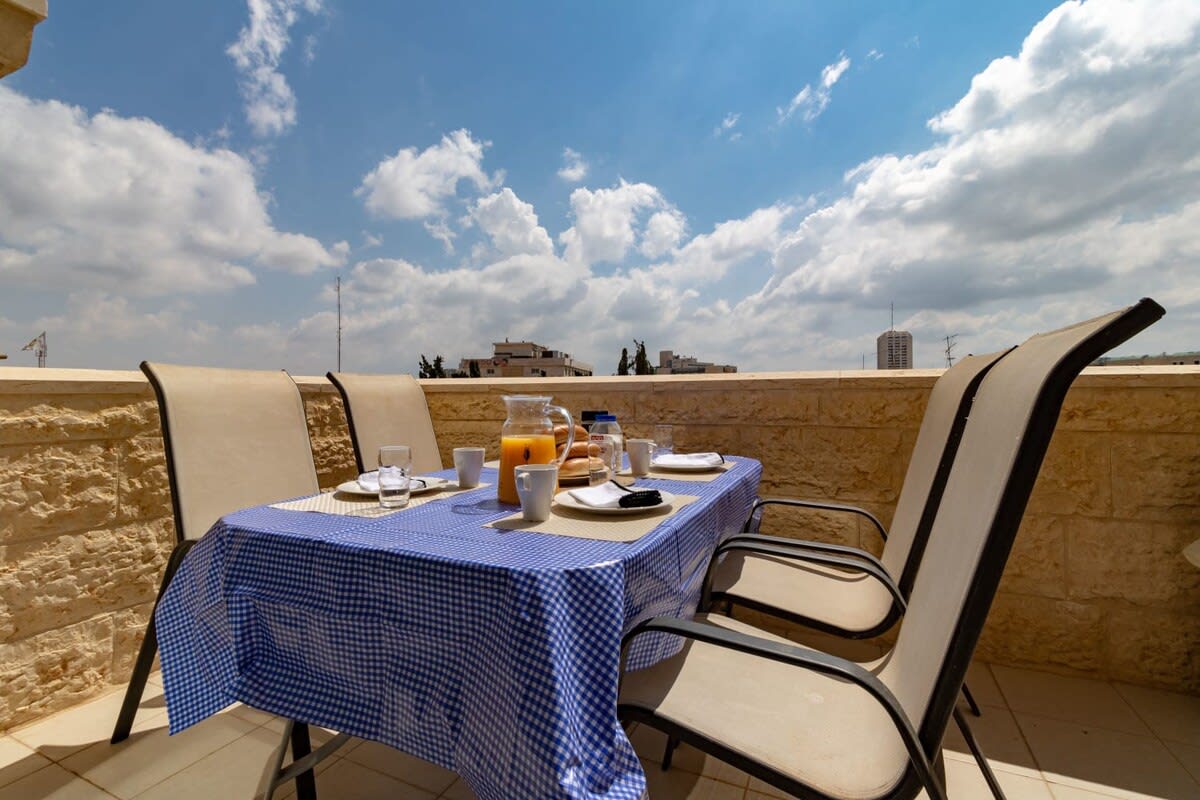 Haneviim court 2 bedroom with amazing Sukka balcony 52 photo 28
