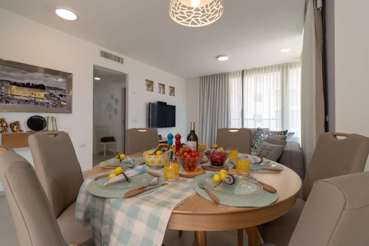 Haneviim court 2 bedroom with amazing Sukka balcony 52 photo 5