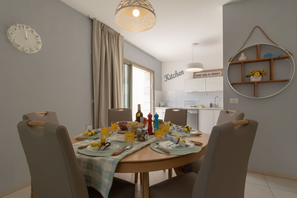 Haneviim court 2 bedroom with amazing Sukka balcony 52 photo 8