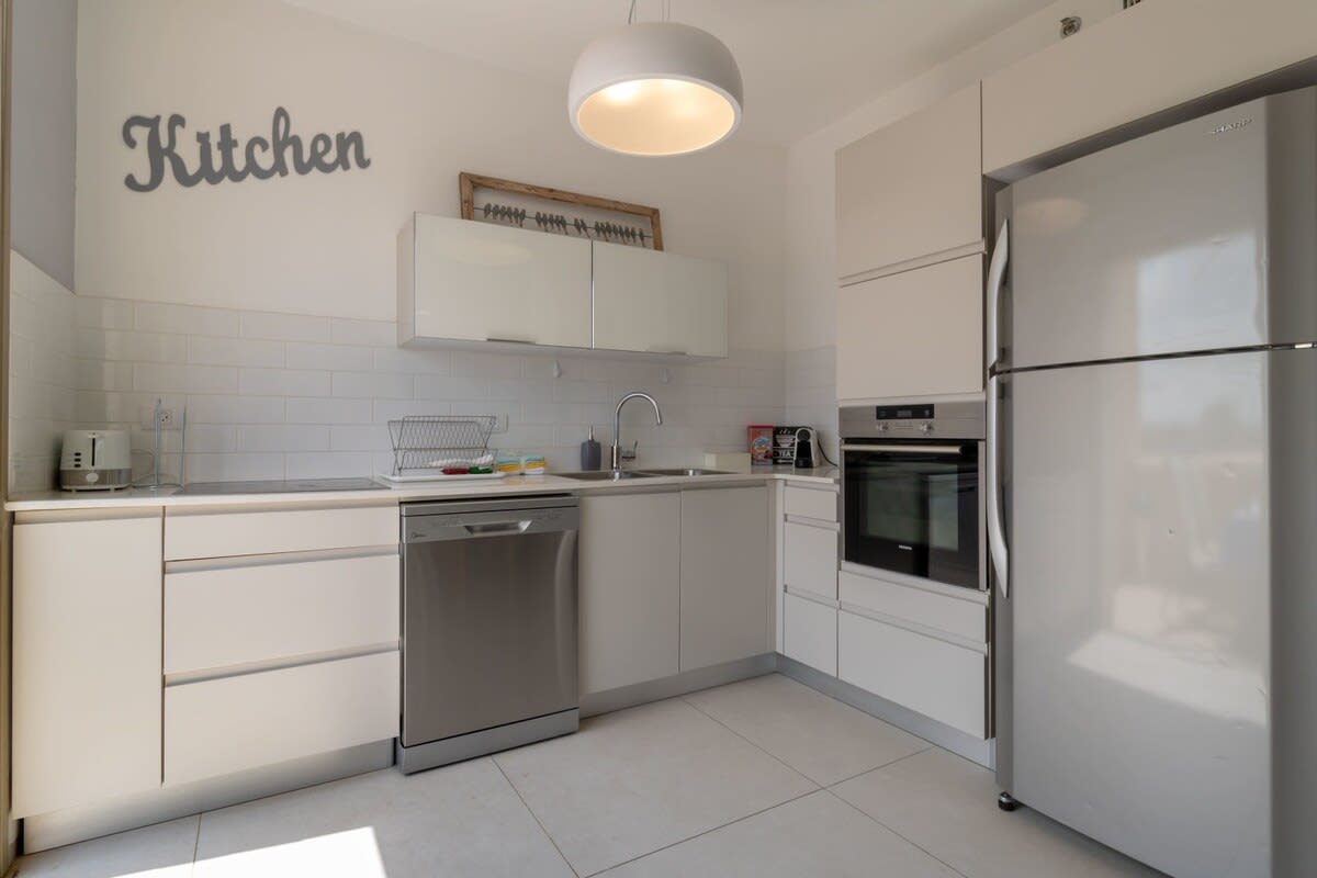 Haneviim court 2 bedroom with amazing Sukka balcony 52 photo 31