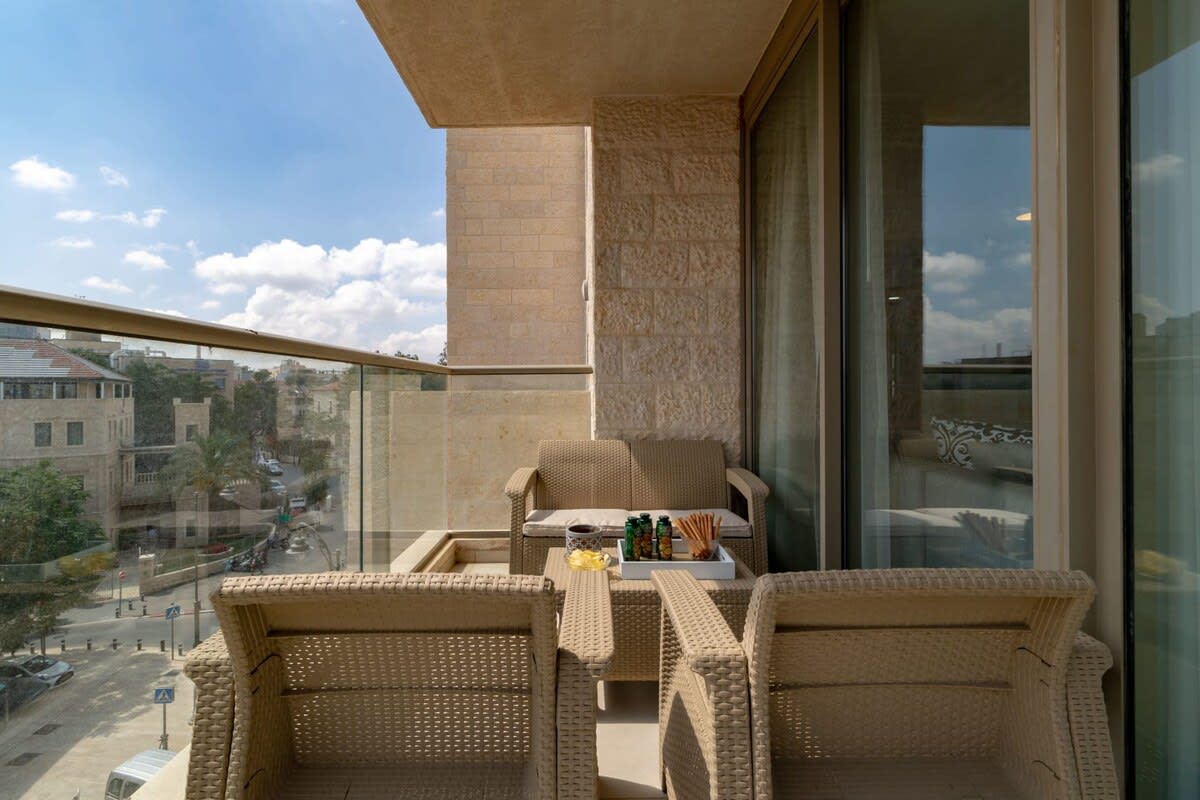 Haneviim court 2 bedroom with amazing Sukka balcony 52 photo 7