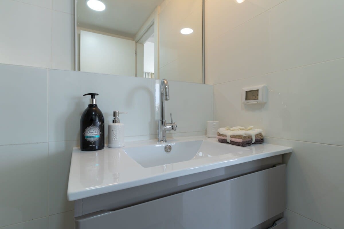Haneviim court 2 bedroom with amazing Sukka balcony 52 photo 47