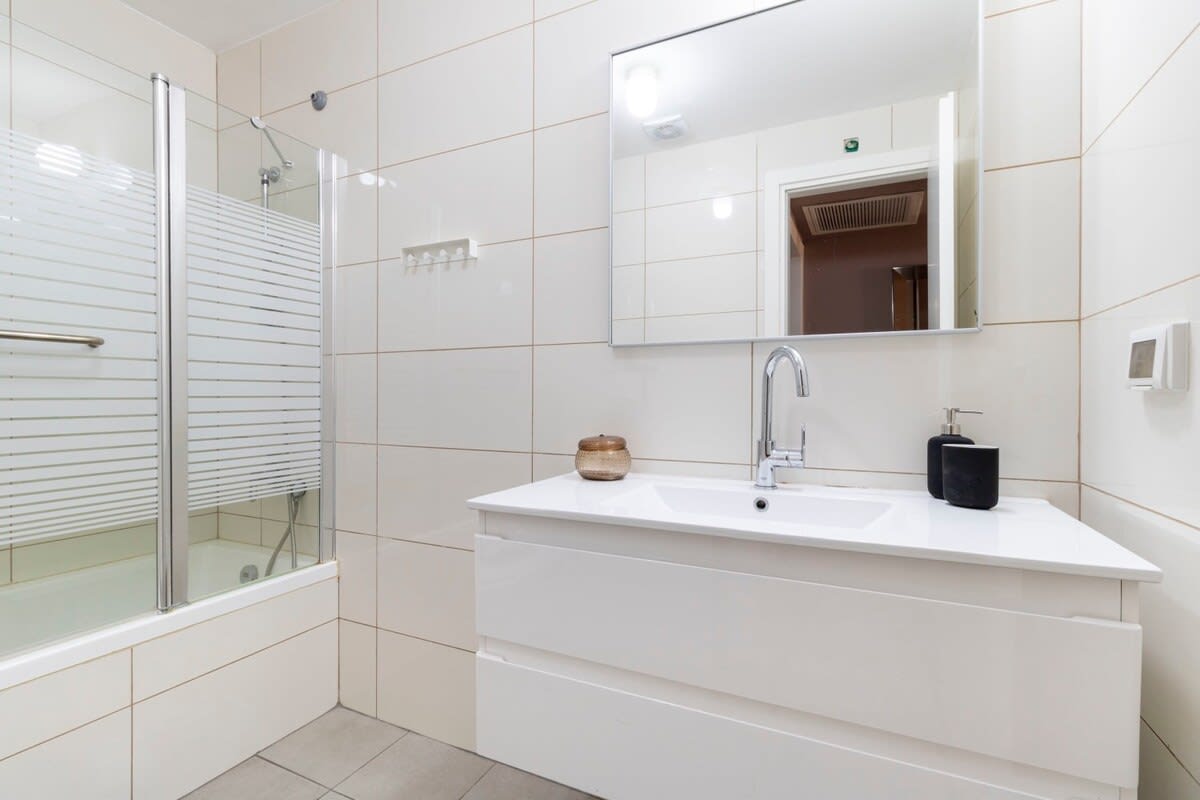 Haneviim court 2 bedroom with amazing Sukka balcony 52 photo 24