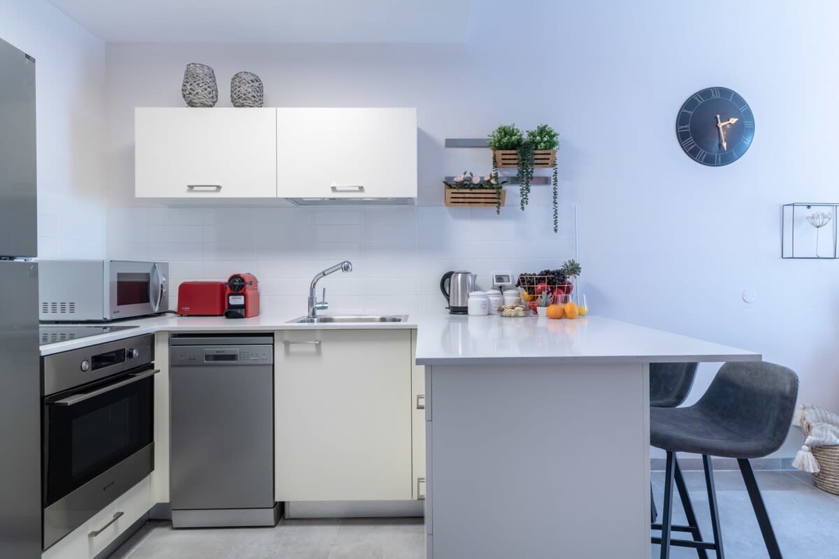 Modern 1BR Apartment in Jerusalem City Center by Hadavidka Square photo 30