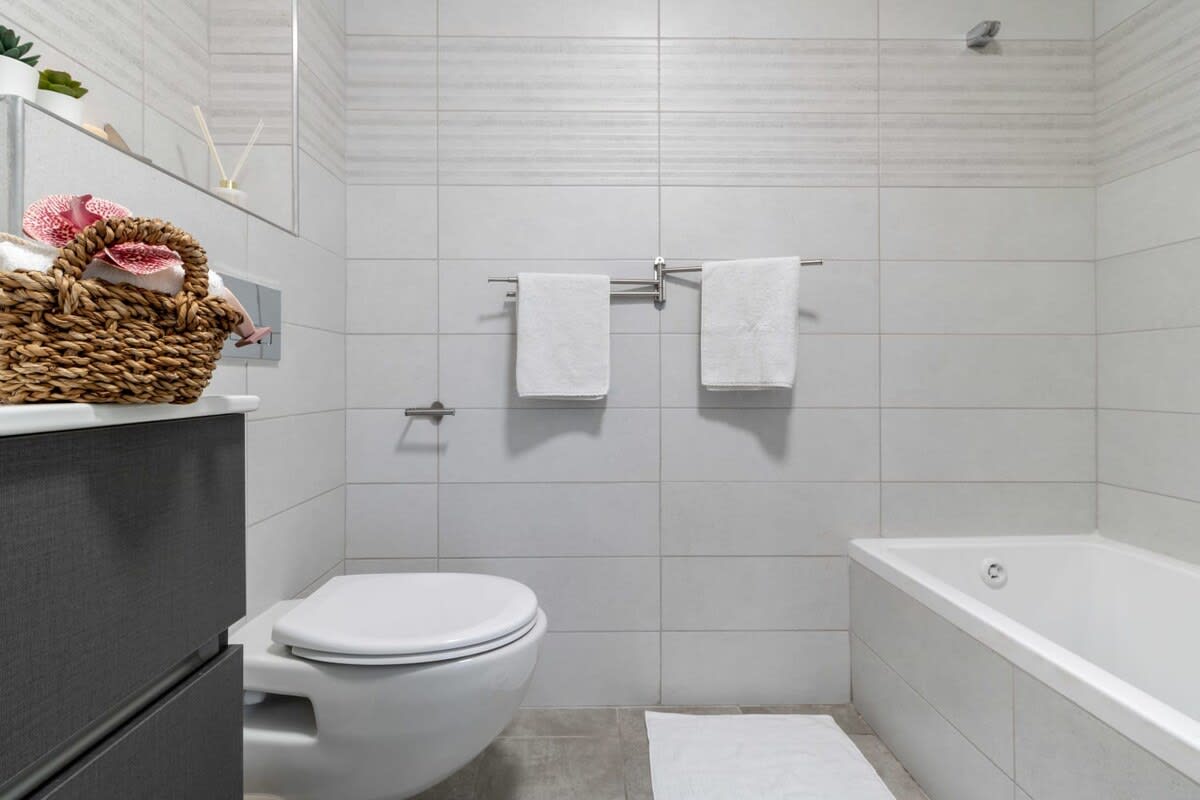 Modern 1BR Apartment in Jerusalem City Center by Hadavidka Square photo 34