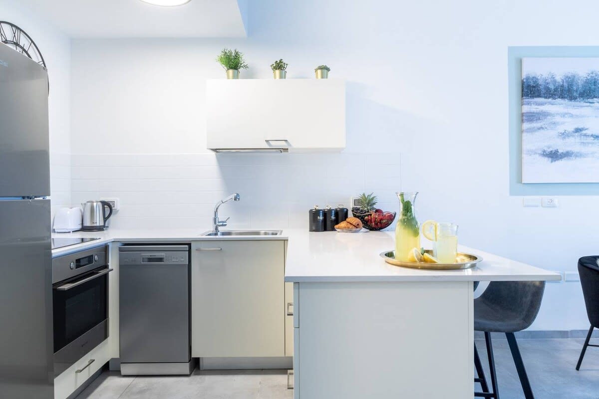 Beautiful 1 bedroom in great central area photo 8