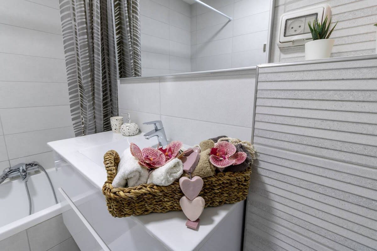 Beautiful 1 bedroom in great central area photo 23