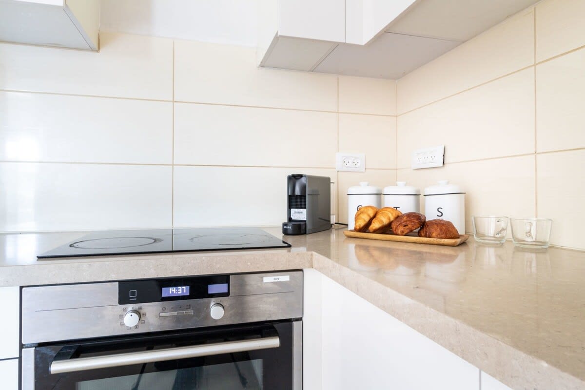 Central Jerusalem 2BR | Sleeps 6 | Doorman Building + Parking photo 16
