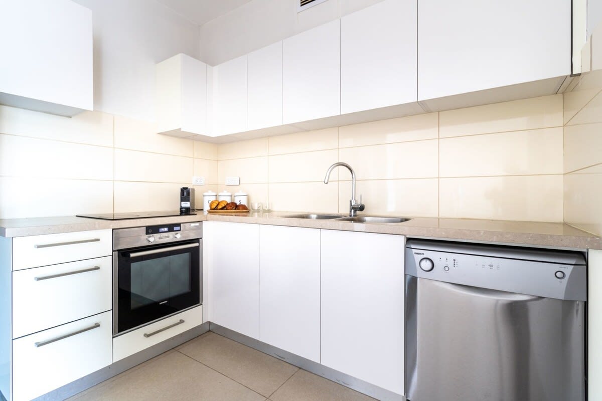 Central Jerusalem 2BR | Sleeps 6 | Doorman Building + Parking photo 14