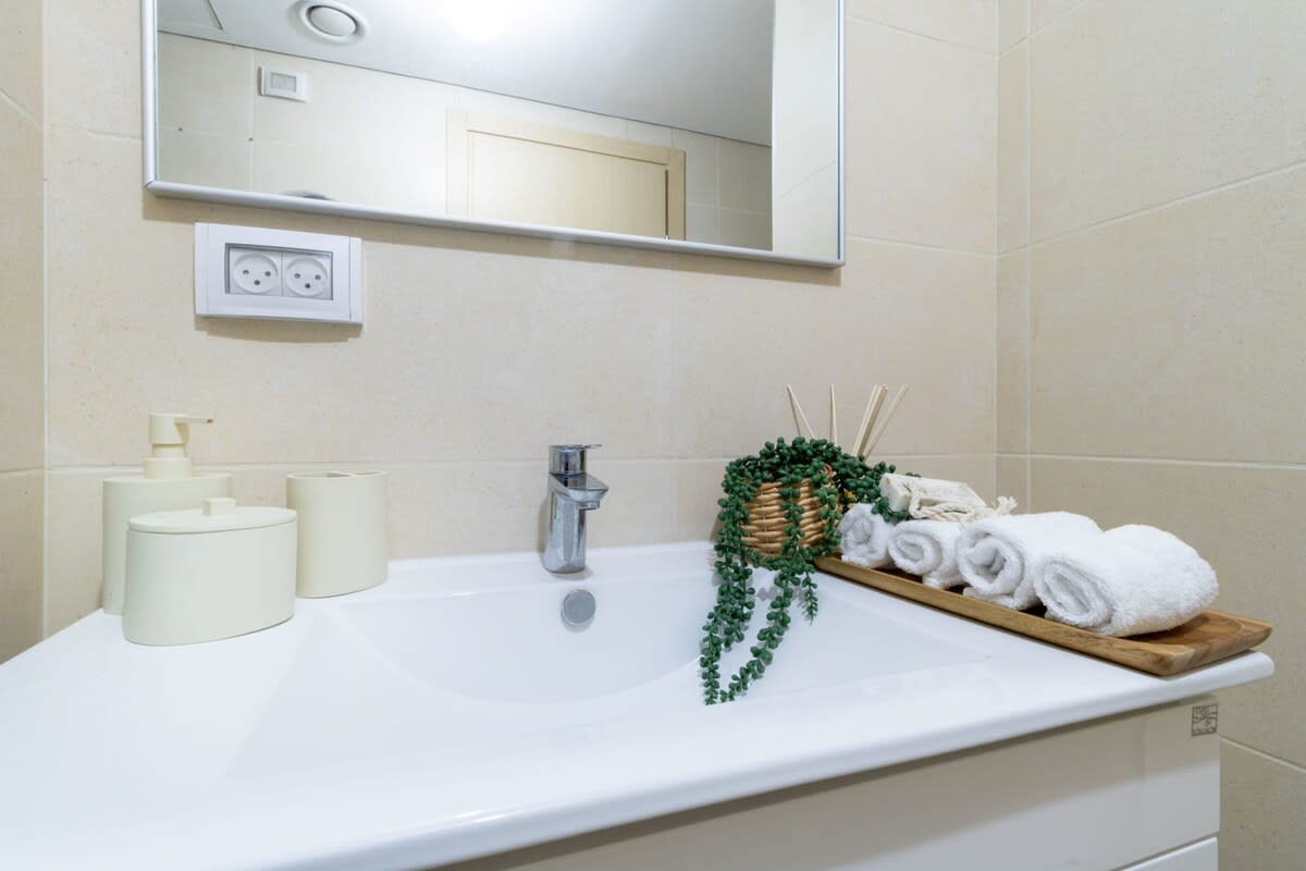 Central Jerusalem 2BR | Sleeps 6 | Doorman Building + Parking photo 27