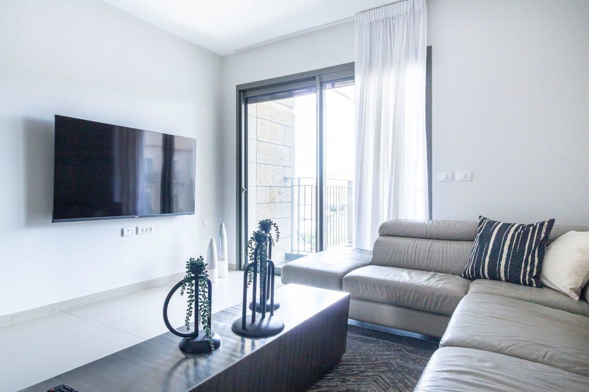 Central Jerusalem 2BR | Sleeps 6 | Doorman Building + Parking photo 17