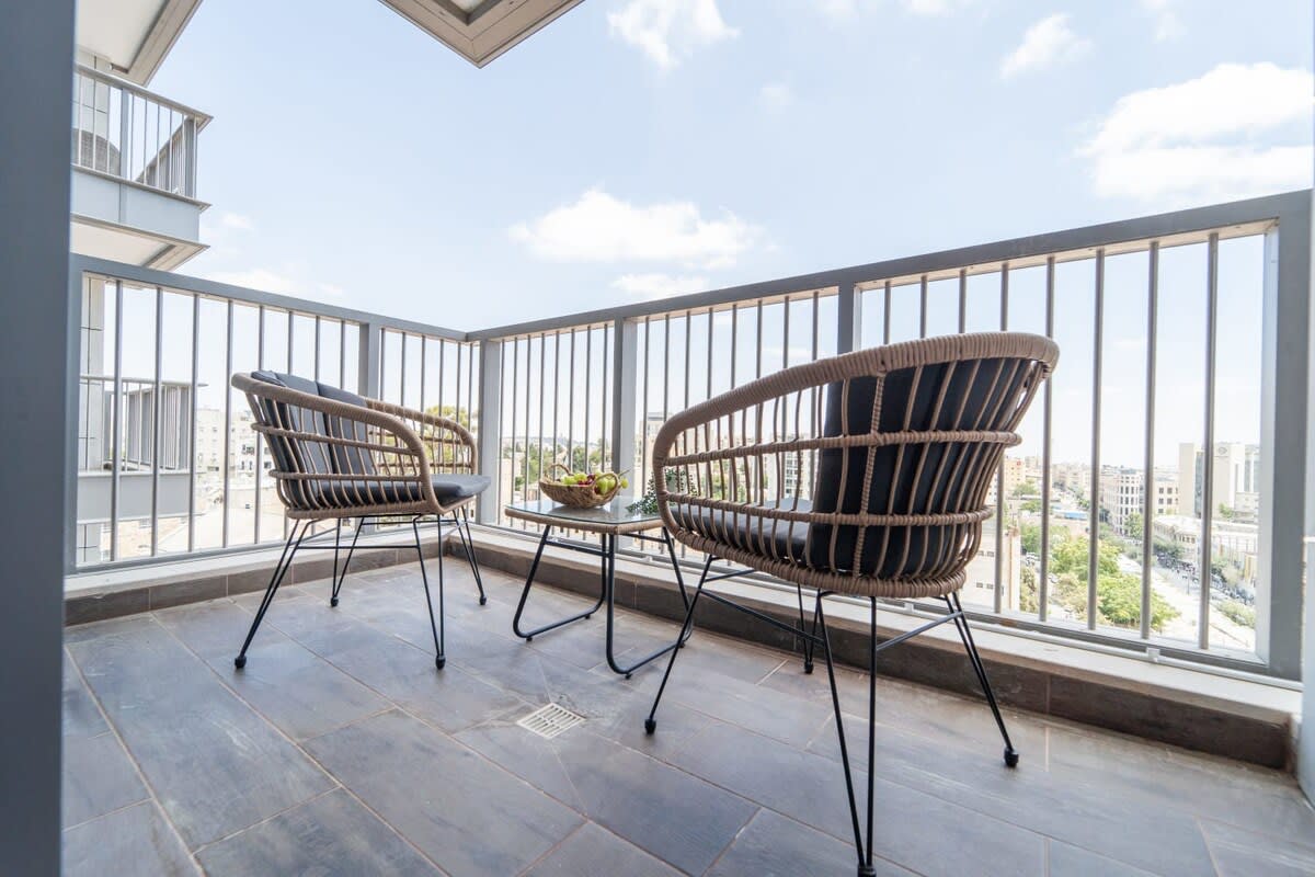 Charming 1Bdr Gem with Astonishing Views Overlooking the City photo 14