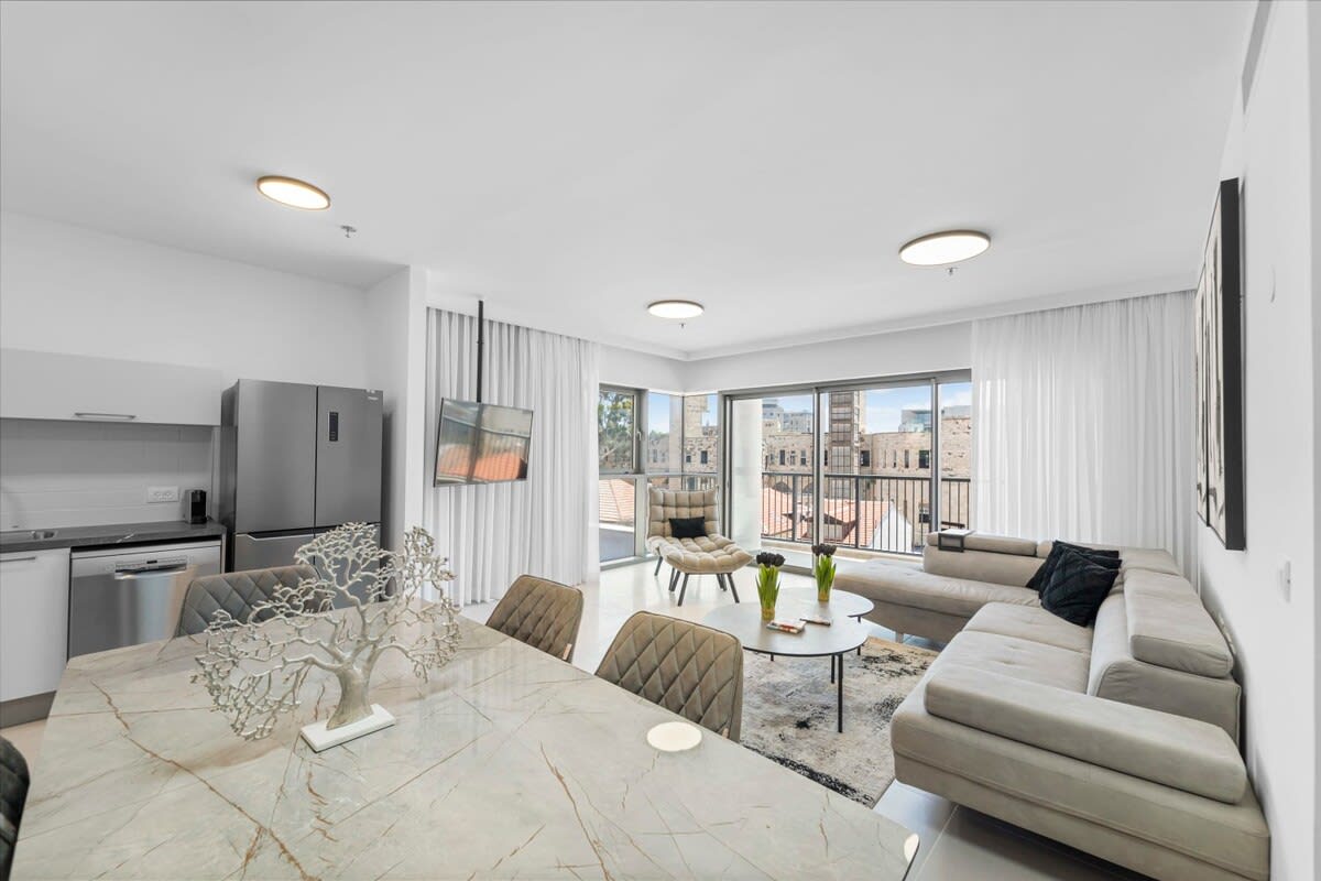 Modern 2BR Apartment with Parking in Prime Downtown Jerusalem – vacation rental in City Center