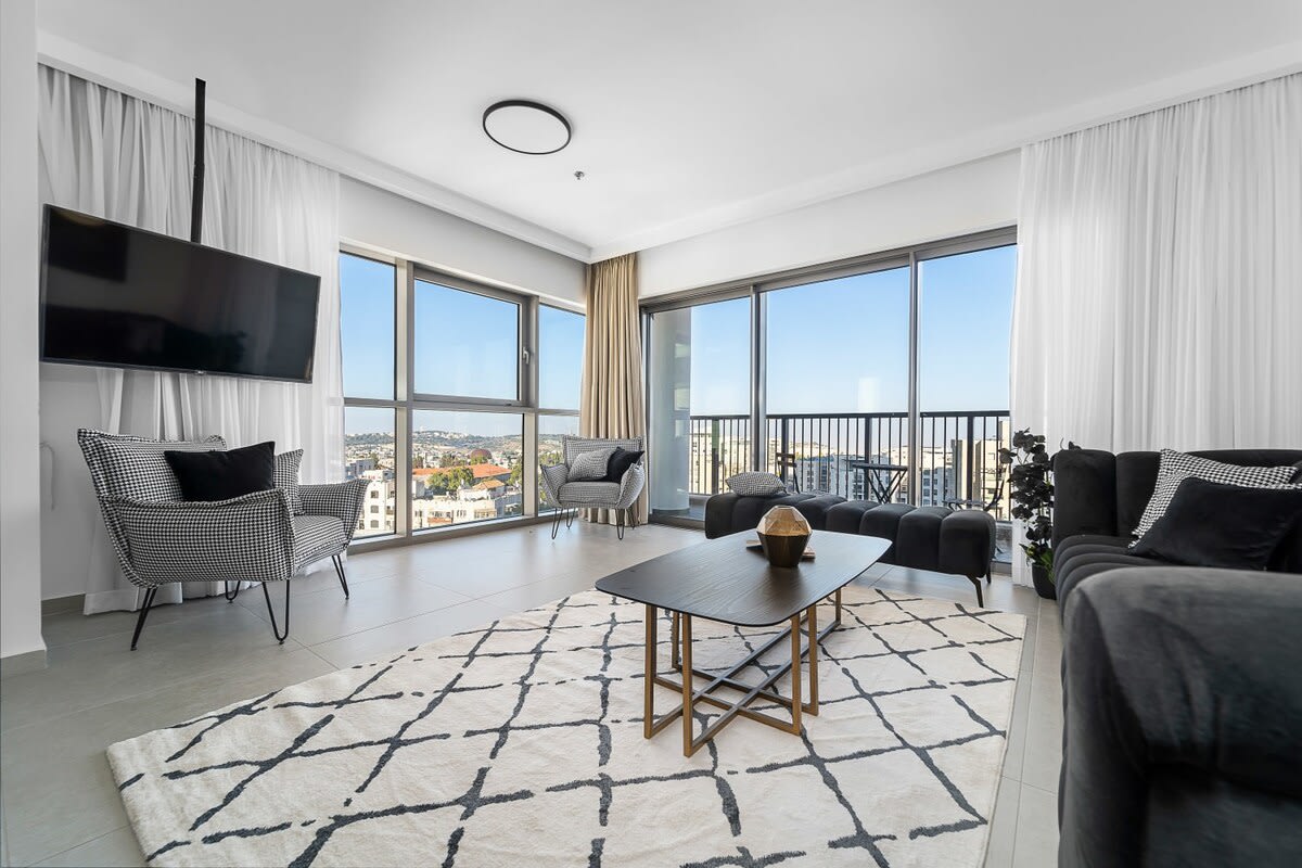 Captivating 2Bdr Getaway with Unparalleled Views of the Old City – vacation rental in City Center
