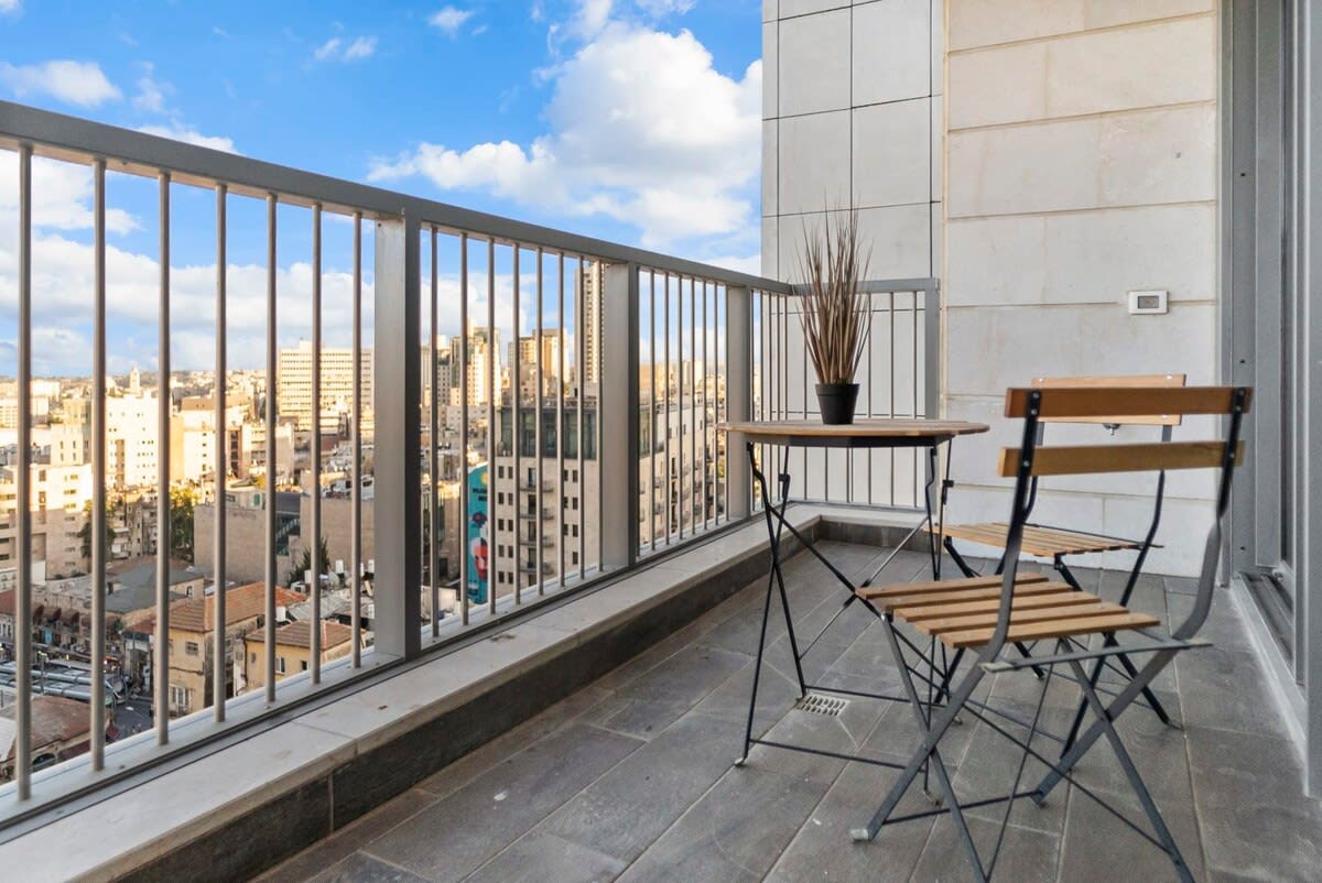 Captivating 2Bdr Getaway with Unparalleled Views of the Old City photo 19