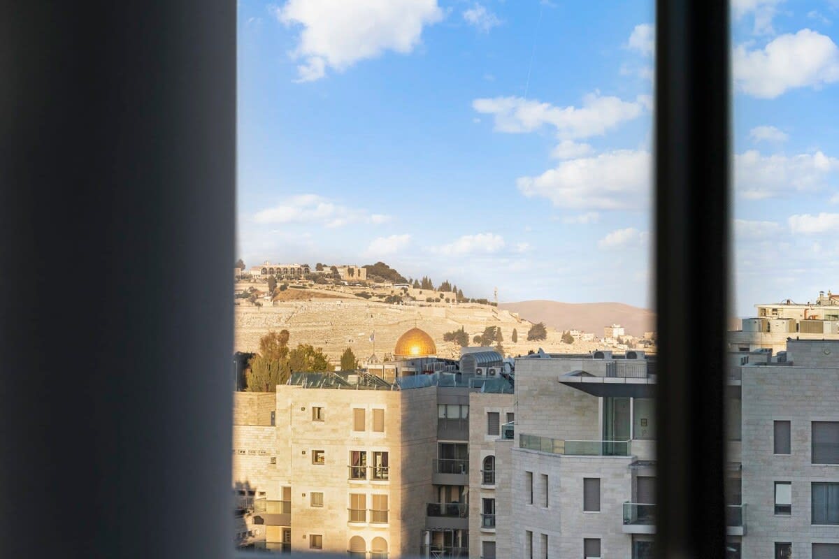 Captivating 2Bdr Getaway with Unparalleled Views of the Old City photo 27