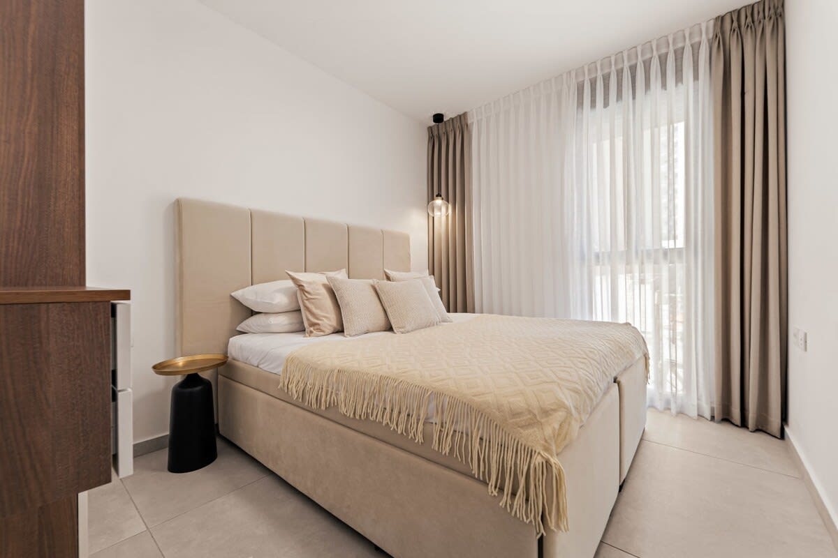 New 3 bedroom steps from Machne Yehuda! photo 19