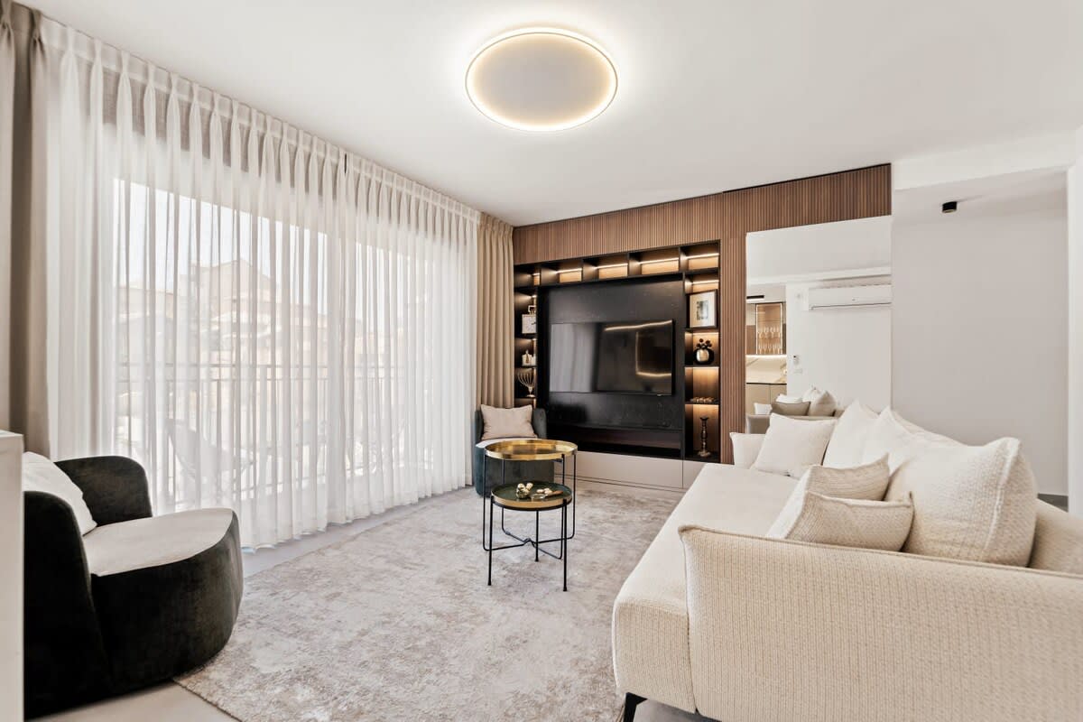 New 3 bedroom steps from Machne Yehuda! photo 4