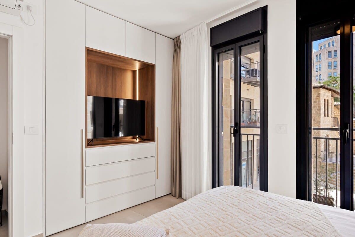 New 3 bedroom steps from Machne Yehuda! photo 16
