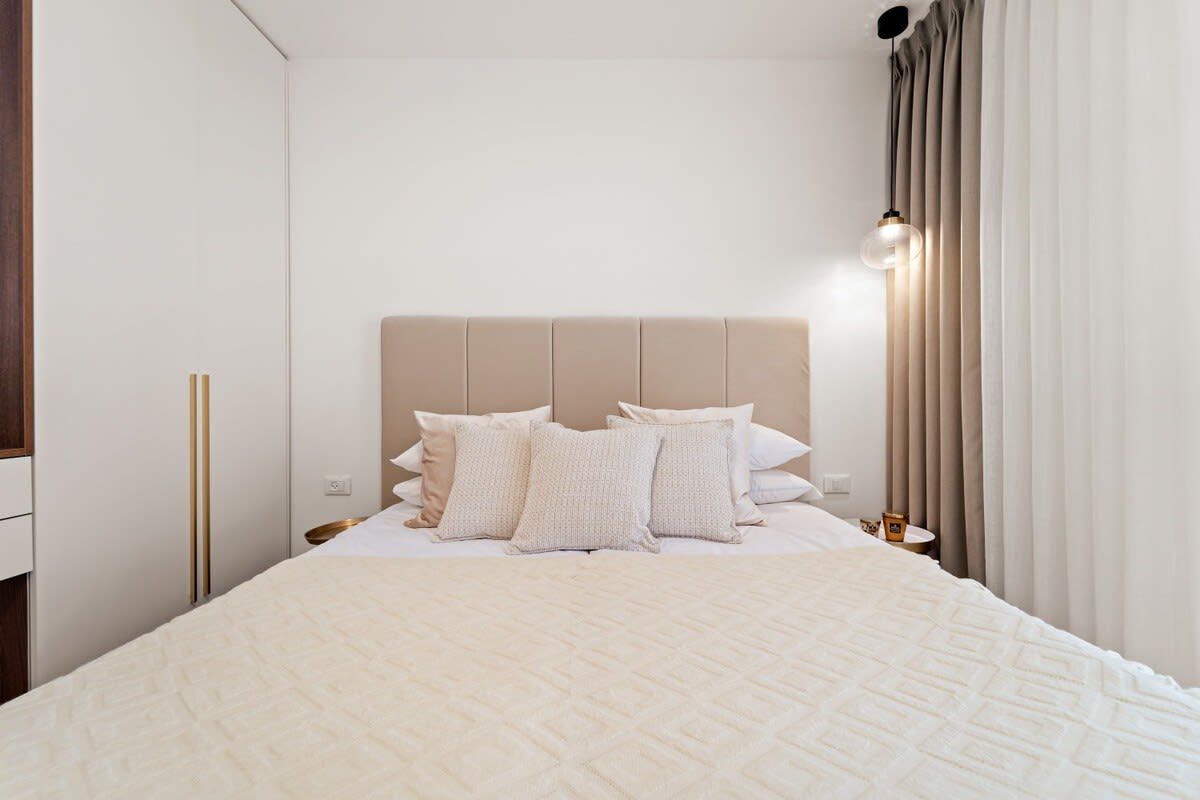New 3 bedroom steps from Machne Yehuda! photo 20