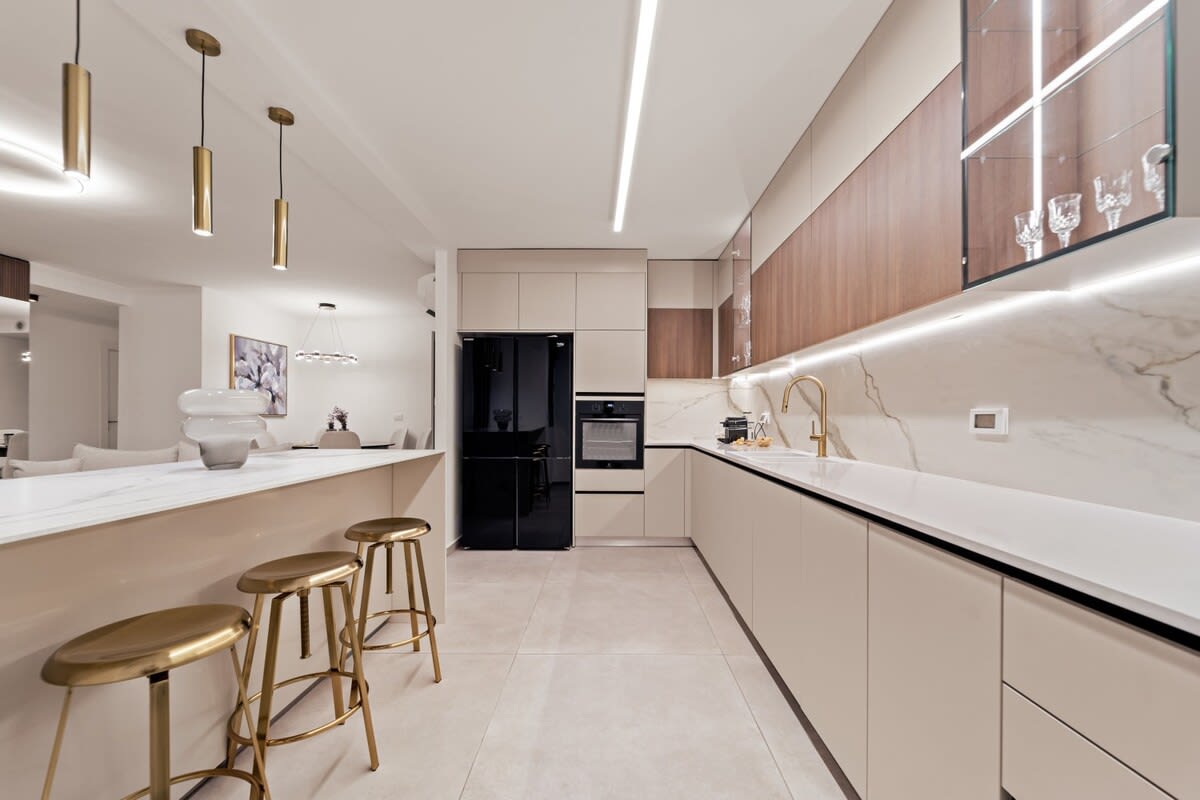 New 3 bedroom steps from Machne Yehuda! photo 9