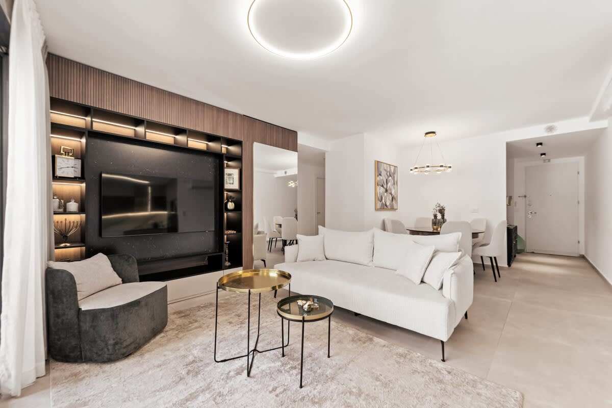 New 3 bedroom steps from Machne Yehuda! photo 11