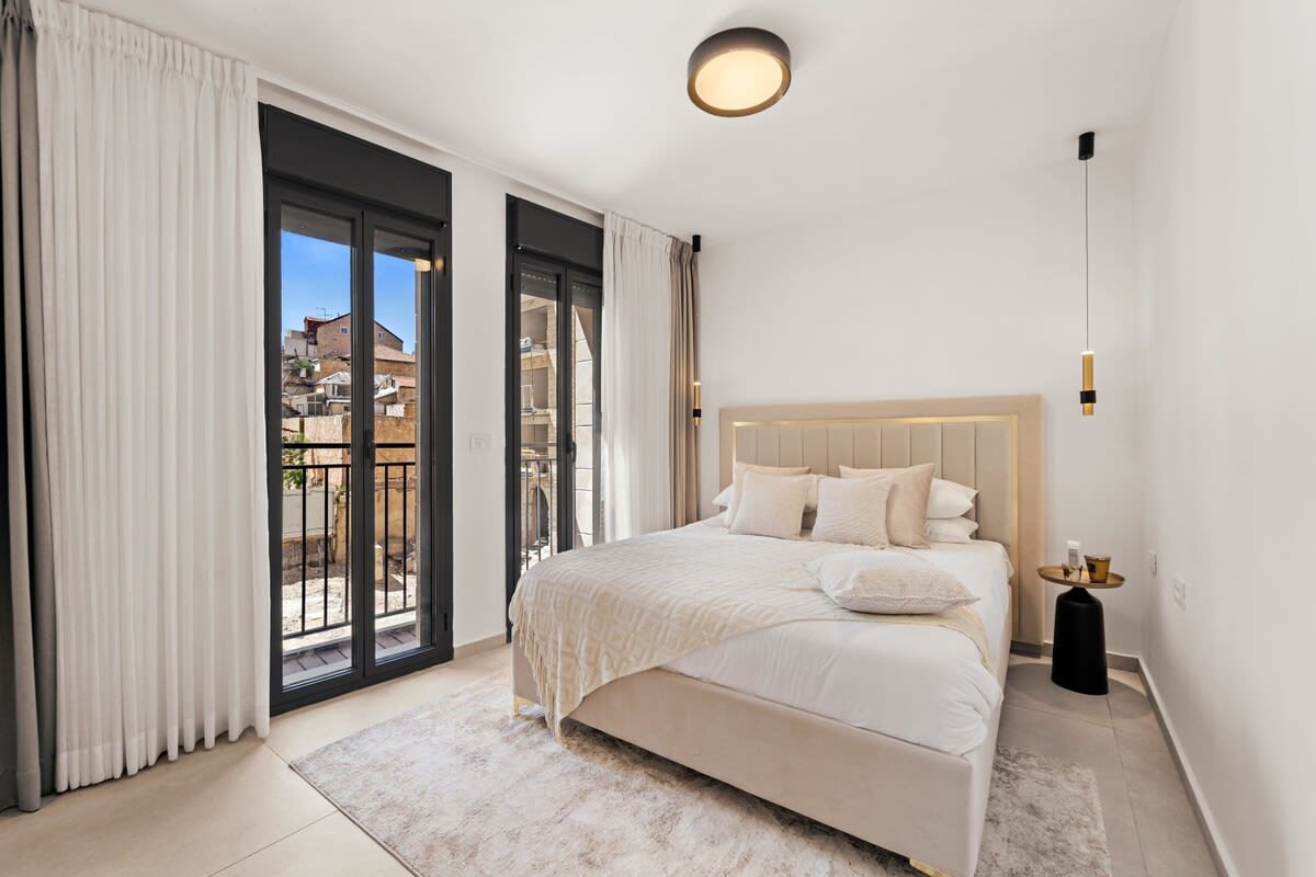 New 3 bedroom steps from Machne Yehuda! photo 15
