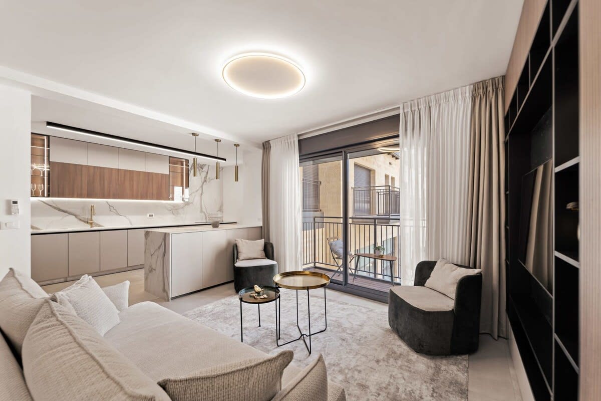 New 3 bedroom steps from Machne Yehuda! photo 6