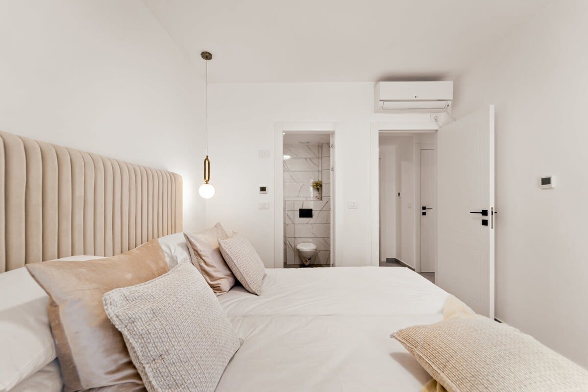 New 3 bedroom steps from Machne Yehuda! photo 27