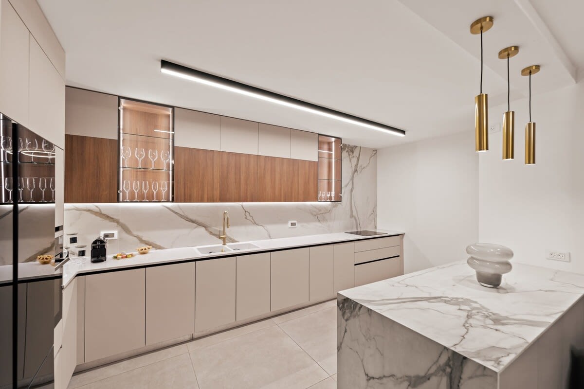 New 3 bedroom steps from Machne Yehuda! photo 7