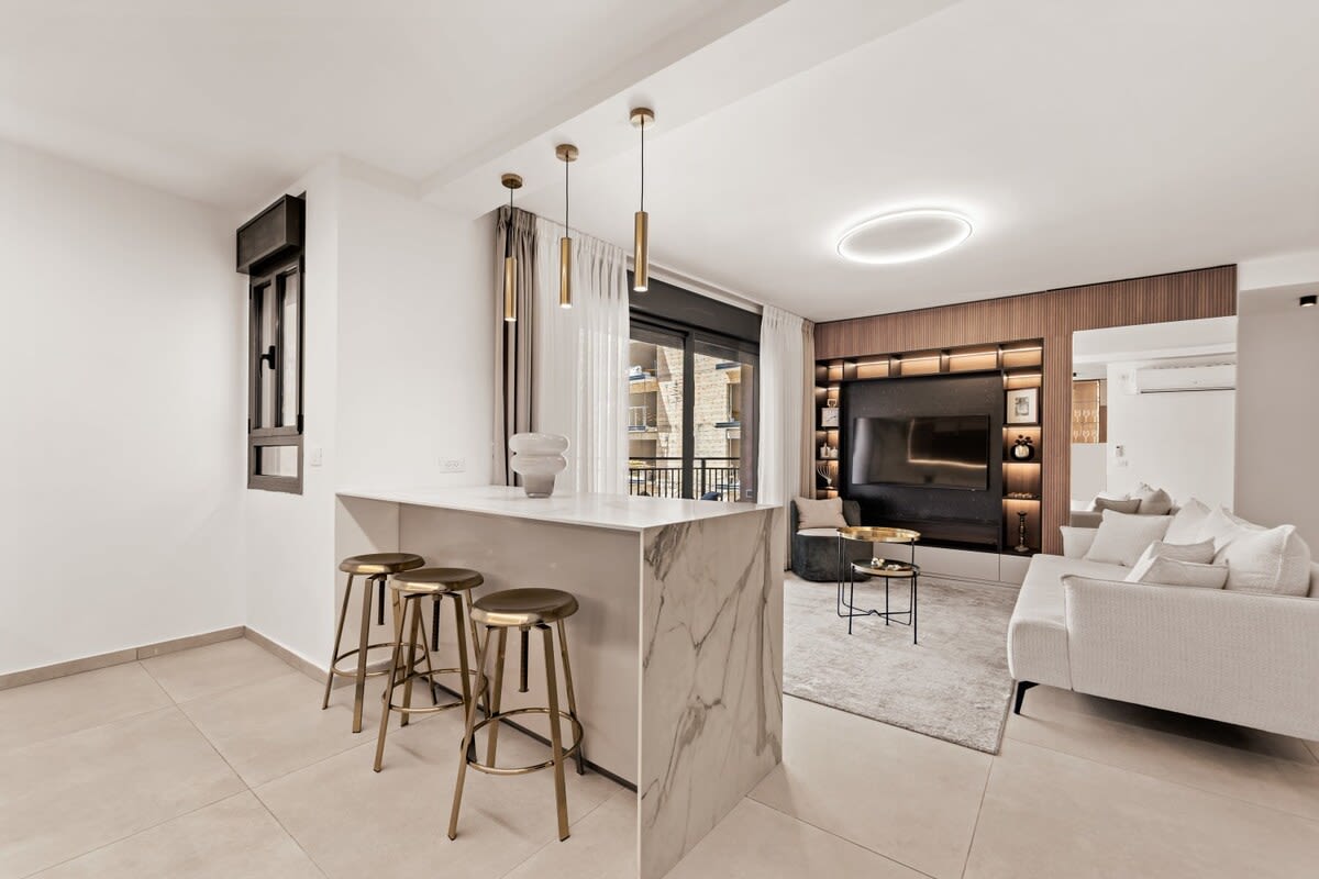 New 3 bedroom steps from Machne Yehuda! photo 10