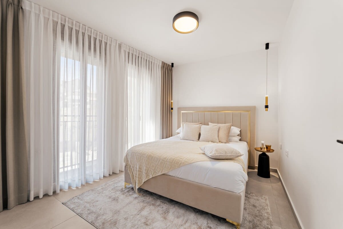New 3 bedroom steps from Machne Yehuda! photo 13