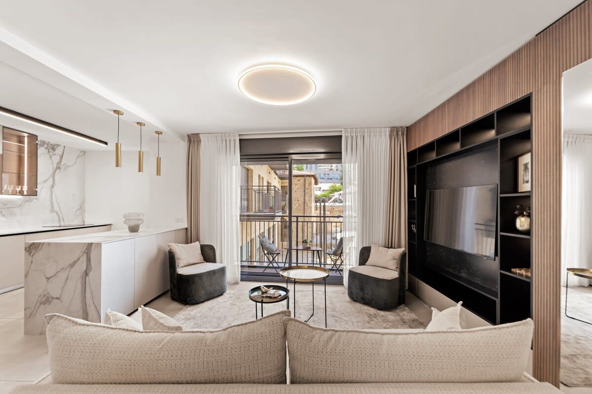 New 3 bedroom steps from Machne Yehuda! photo 5