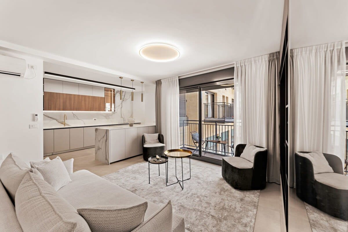 New 3 bedroom steps from Machne Yehuda! photo 29