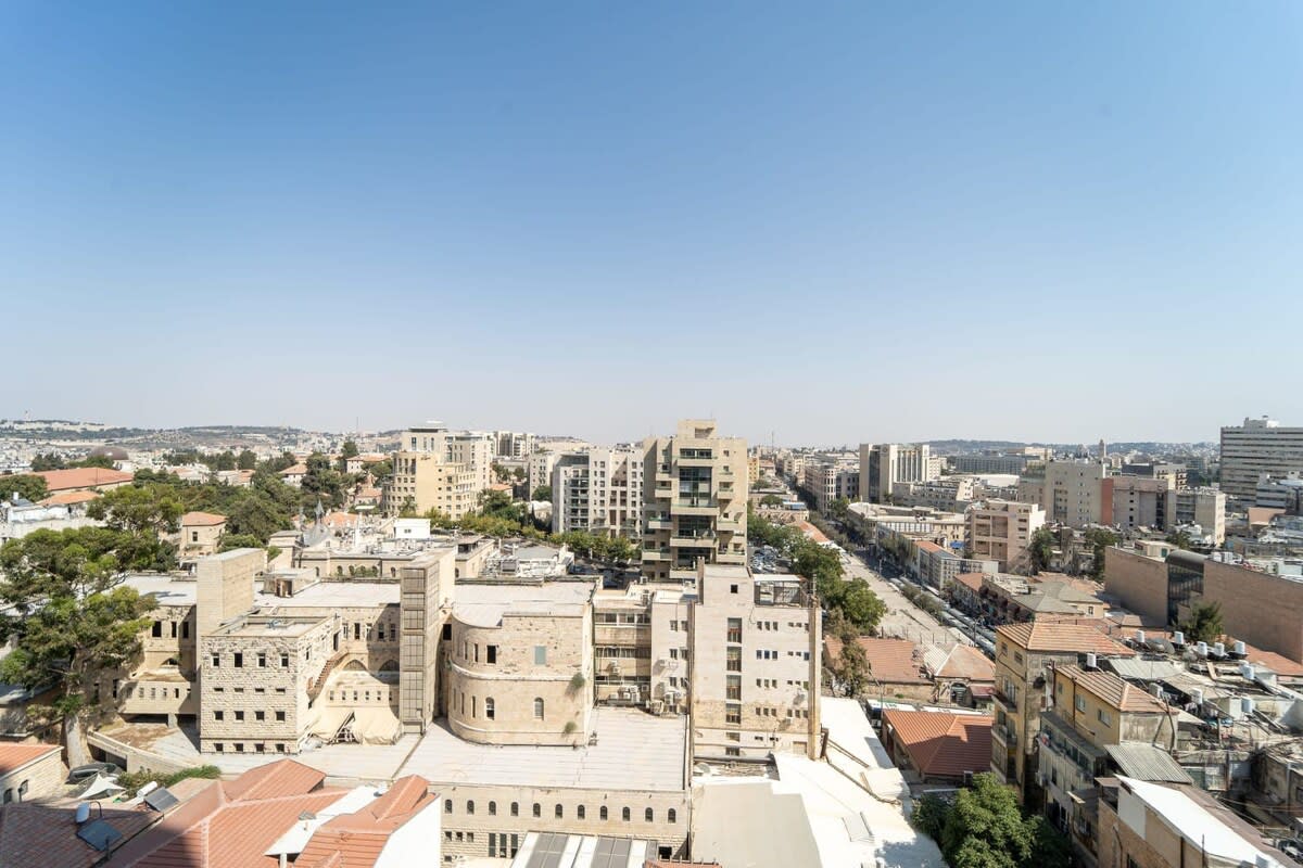Fantastic 1BDR Offering Stunning Views of the City photo 54