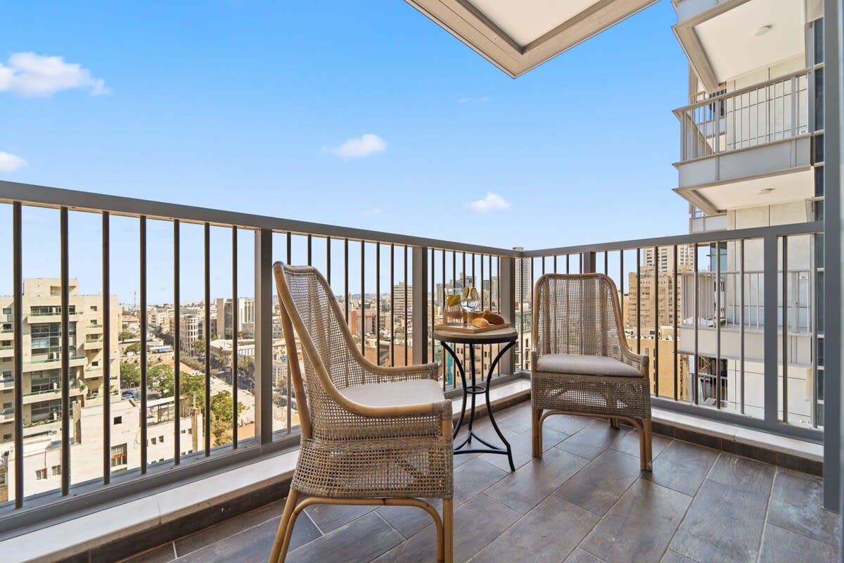 Fantastic 1BDR Offering Stunning Views of the City photo 43