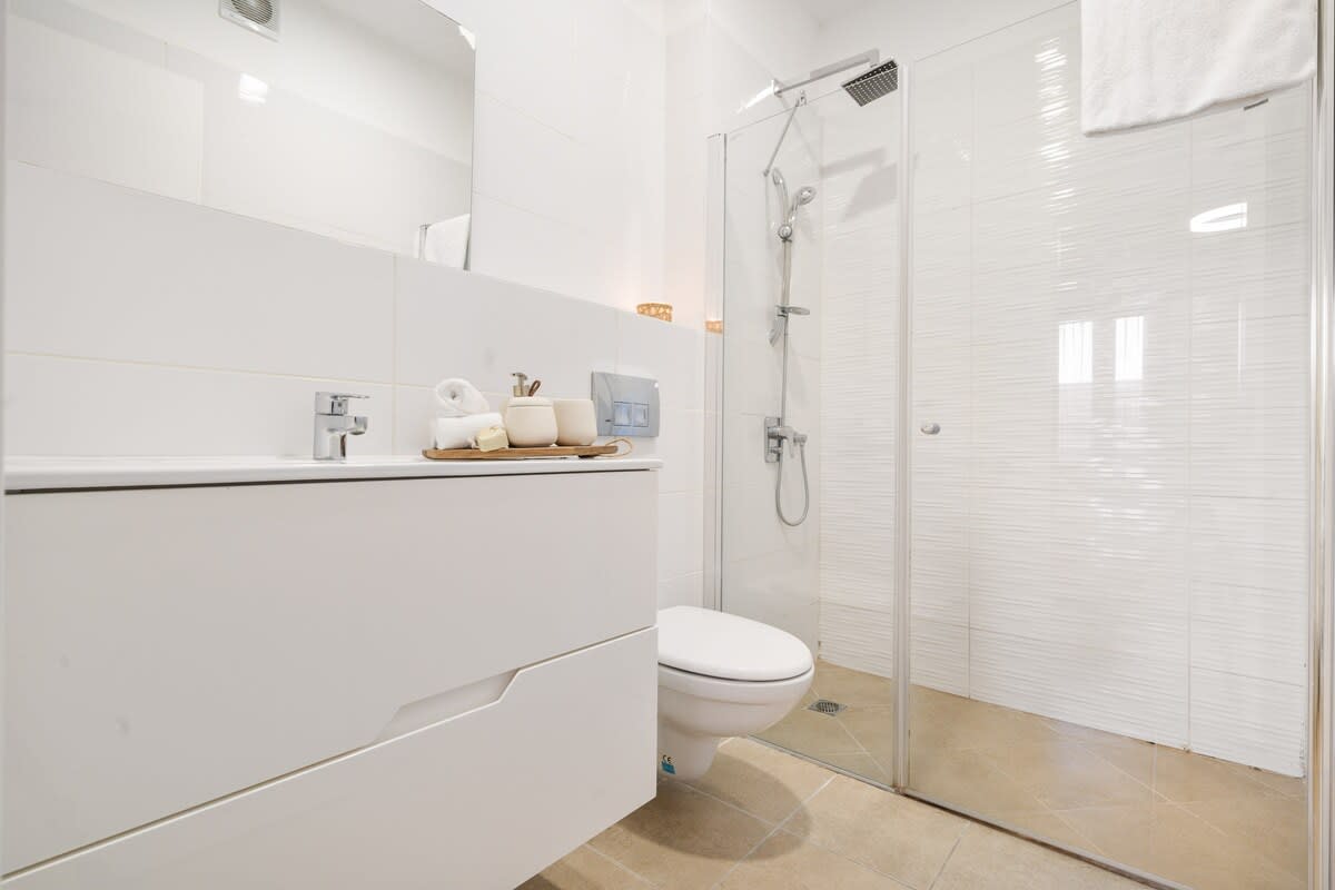 Central 2-Bedroom Apartment with Modern Amenities photo 36