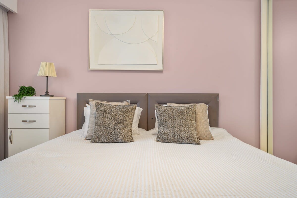 Central 2-Bedroom Apartment with Modern Amenities photo 39