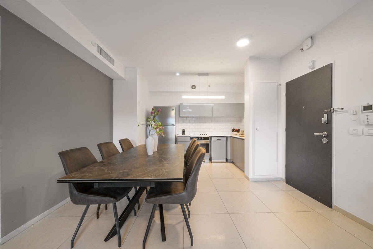 Central 2-Bedroom Apartment with Modern Amenities photo 13