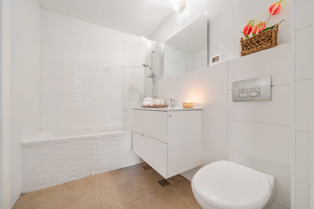 Central 2-Bedroom Apartment with Modern Amenities photo 32