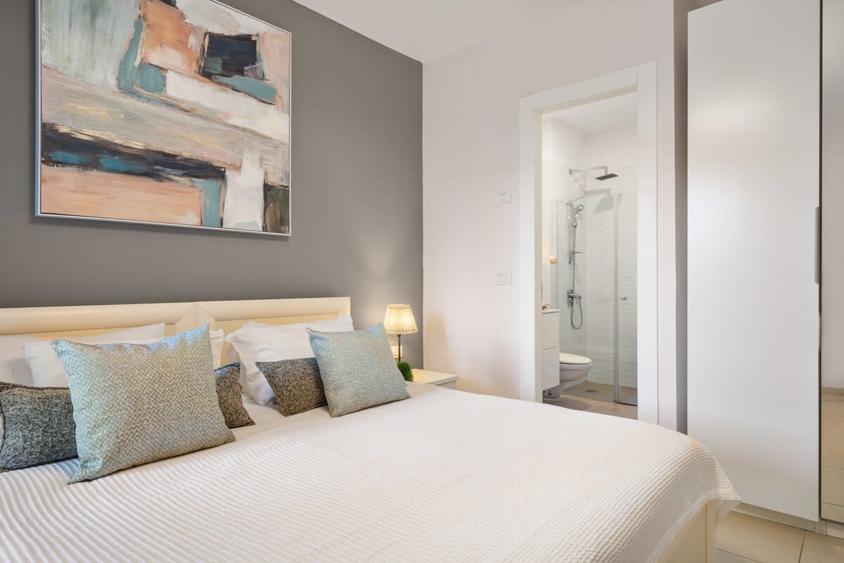 Central 2-Bedroom Apartment with Modern Amenities photo 7