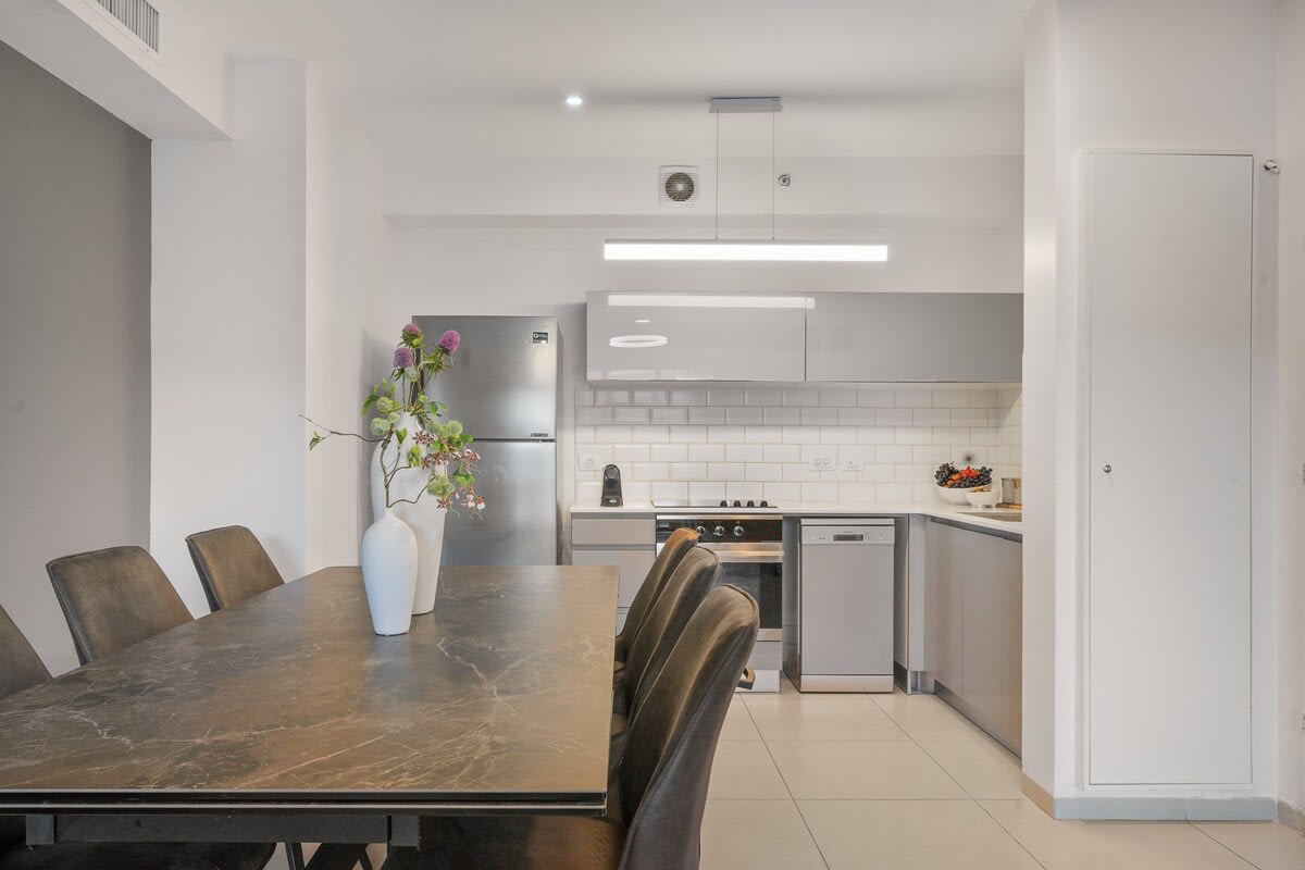 Central 2-Bedroom Apartment with Modern Amenities photo 19