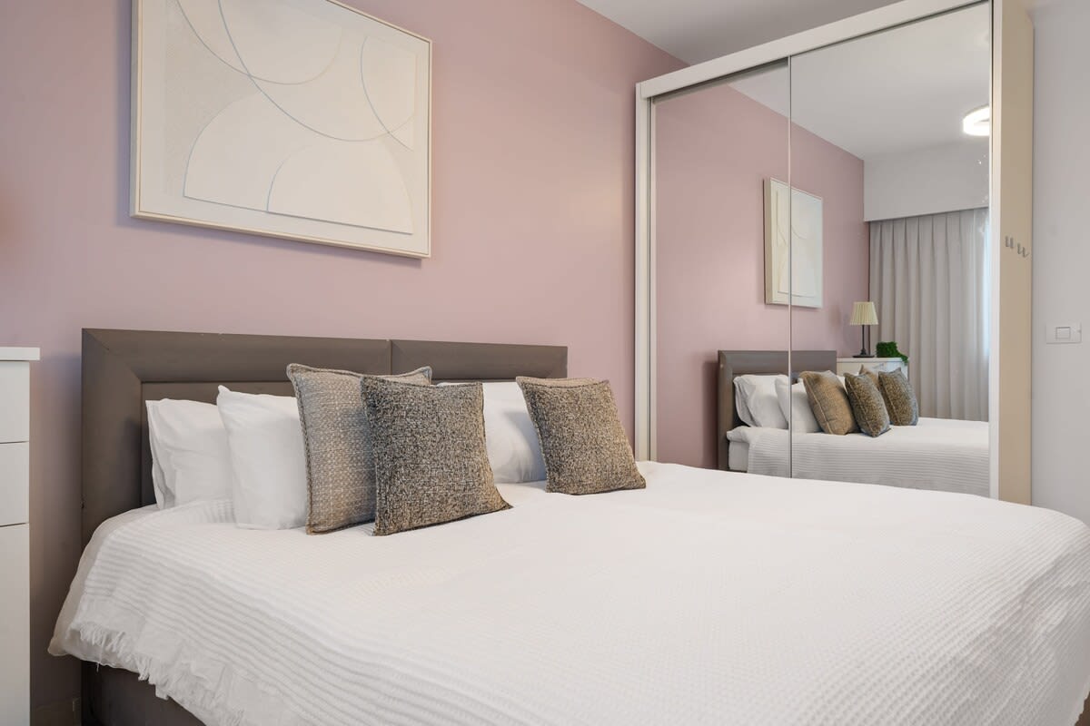 Central 2-Bedroom Apartment with Modern Amenities photo 40
