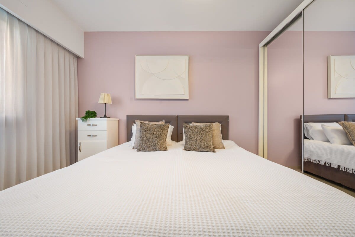Central 2-Bedroom Apartment with Modern Amenities photo 38